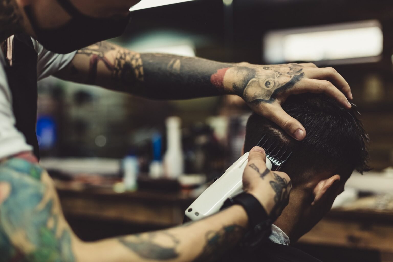 Professional barber consulting with a male client before a haircut at Cutting Gallery